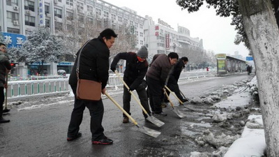初雪降临  淮安体彩全体工作人员扫雪助行2.jpg