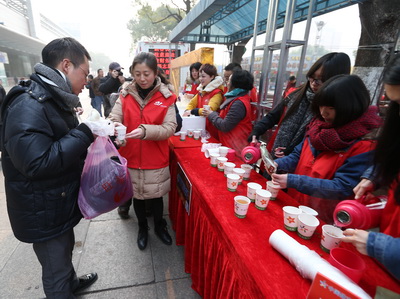 无锡体彩开展爱心暖冬活动  情满回乡路.jpg