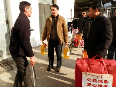 为贫困户送慰问 淮安体彩爱心暖冬活动正式起航  (2).jpg
