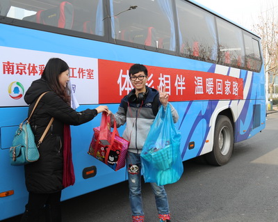 ”体彩相伴，温暖回家路“，12辆爱心大巴驶往家的方向3.jpg