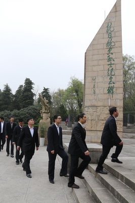 清明节前夕 南京体彩组织党员凭吊抗日航空烈士1.jpg