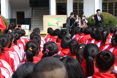 淮安体彩走进古城希望小学 为孩子们送去体育用品.jpg