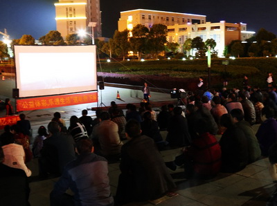 4、公益体彩 乐透生活     镇江市丹徒体彩开展送电影下乡活动.jpg