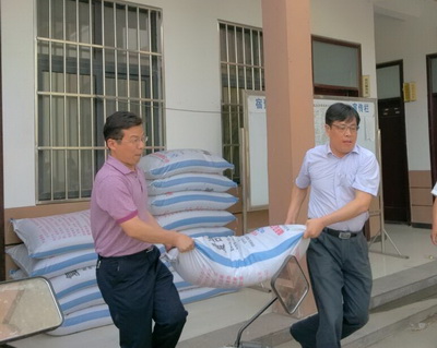 宿迁体彩开展结对帮扶活动 农忙时节送爱心下乡 (1).jpg