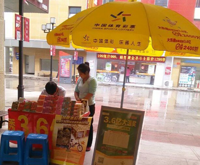 2、”黄金世界“上市首日   镇江11172户外销售点喜中折叠自行车一辆照片.jpg