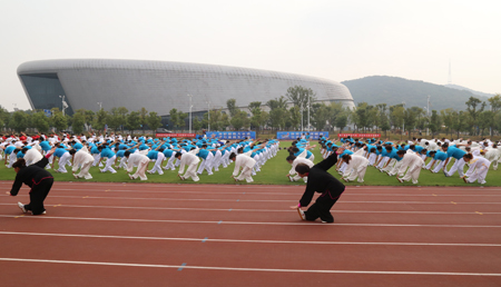 3、镇江体彩助力”2015年全国百城健身气功交流展示系列活动镇江大会“活动照片.jpg