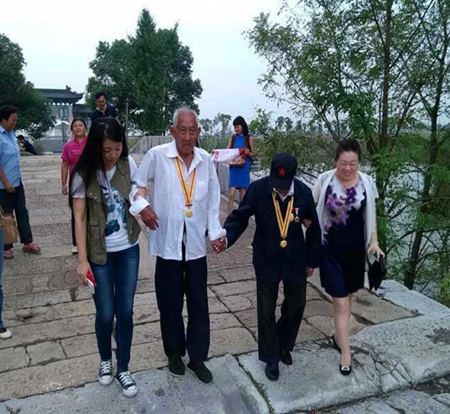 9、 践行公益责任    镇江体彩中秋前开展为”抗战老兵“圆梦活动照片.jpg