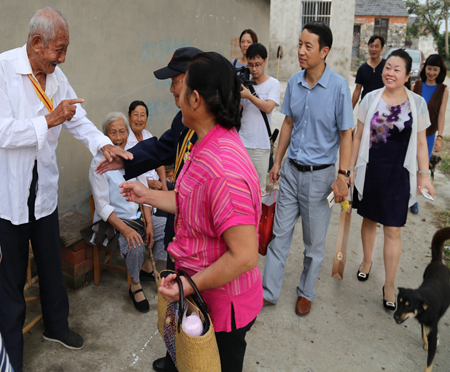 4、 践行公益责任    镇江体彩中秋前开展为”抗战老兵“圆梦活动照片.jpg