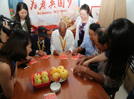 6、 践行公益责任    镇江体彩中秋前开展为”抗战老兵“圆梦活动照片.jpg