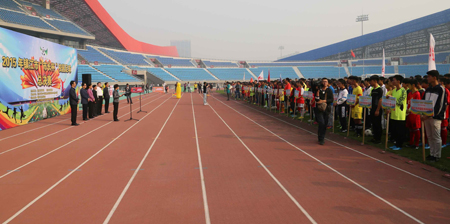 2、放飞梦想  激扬青春  镇江体彩助力2015年镇江市”市长杯“校园足球比赛照片.jpg