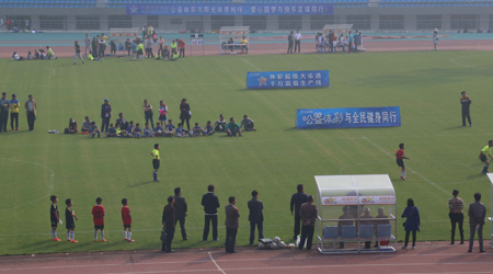 6、放飞梦想  激扬青春  镇江体彩助力2015年镇江市”市长杯“校园足球比赛照片.jpg