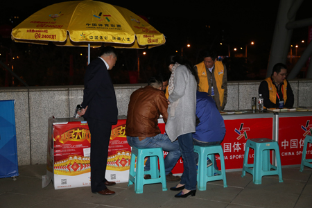 1、镇江体彩全程助力2015-2016赛季CBA江苏肯帝亚男篮镇江赛区的赛事照片.jpg