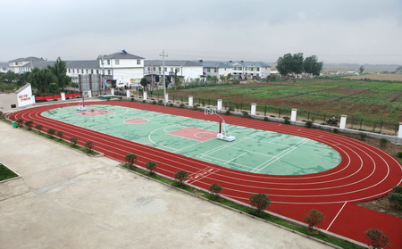 江苏体彩助学基金捐建的塑胶跑道.jpg