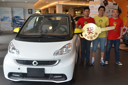 南京球迷领走奔驰smart 称看球比领车更重要_副本.jpg