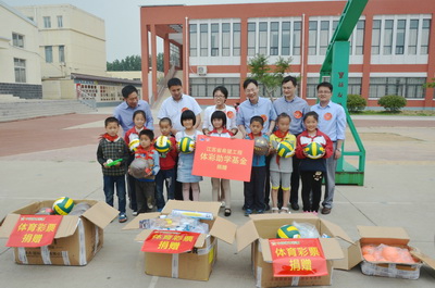 六一前夕，江苏省体彩中心与江苏省希望工程办为体彩希望小学的孩子们送去了体育器材.jpg