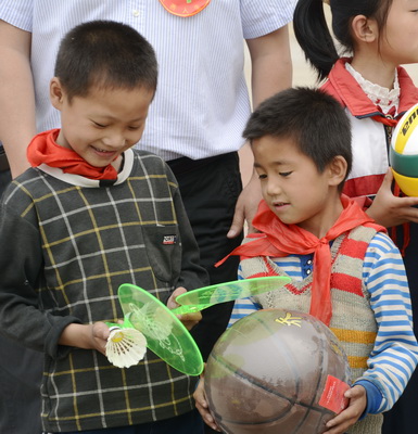 拿到全新体育器材，体彩希望小学的孩子们格外开心.jpg