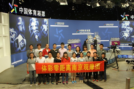 诚信销售员爱心画家彩民代表 共同见证阳光开奖.jpg