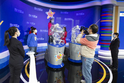 (媒体观看大乐透摇奖机试运行)